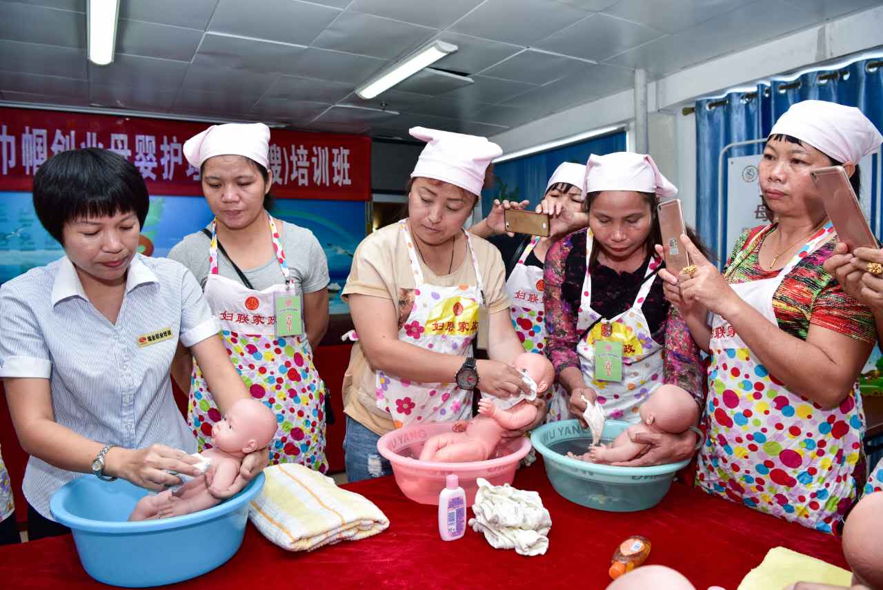 三亚市妇联第二期巾帼创业母婴护理员(月嫂)培训班开班